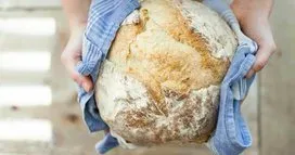Een versgebakken brood in doek