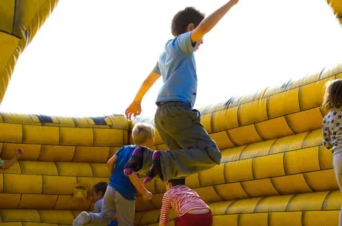 Kinderen spelen op de strobalen