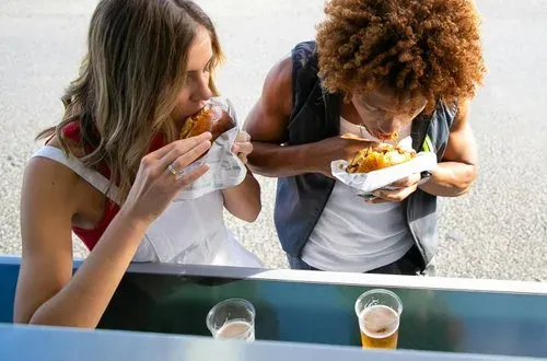 Bezoekers die samen eten op de markt